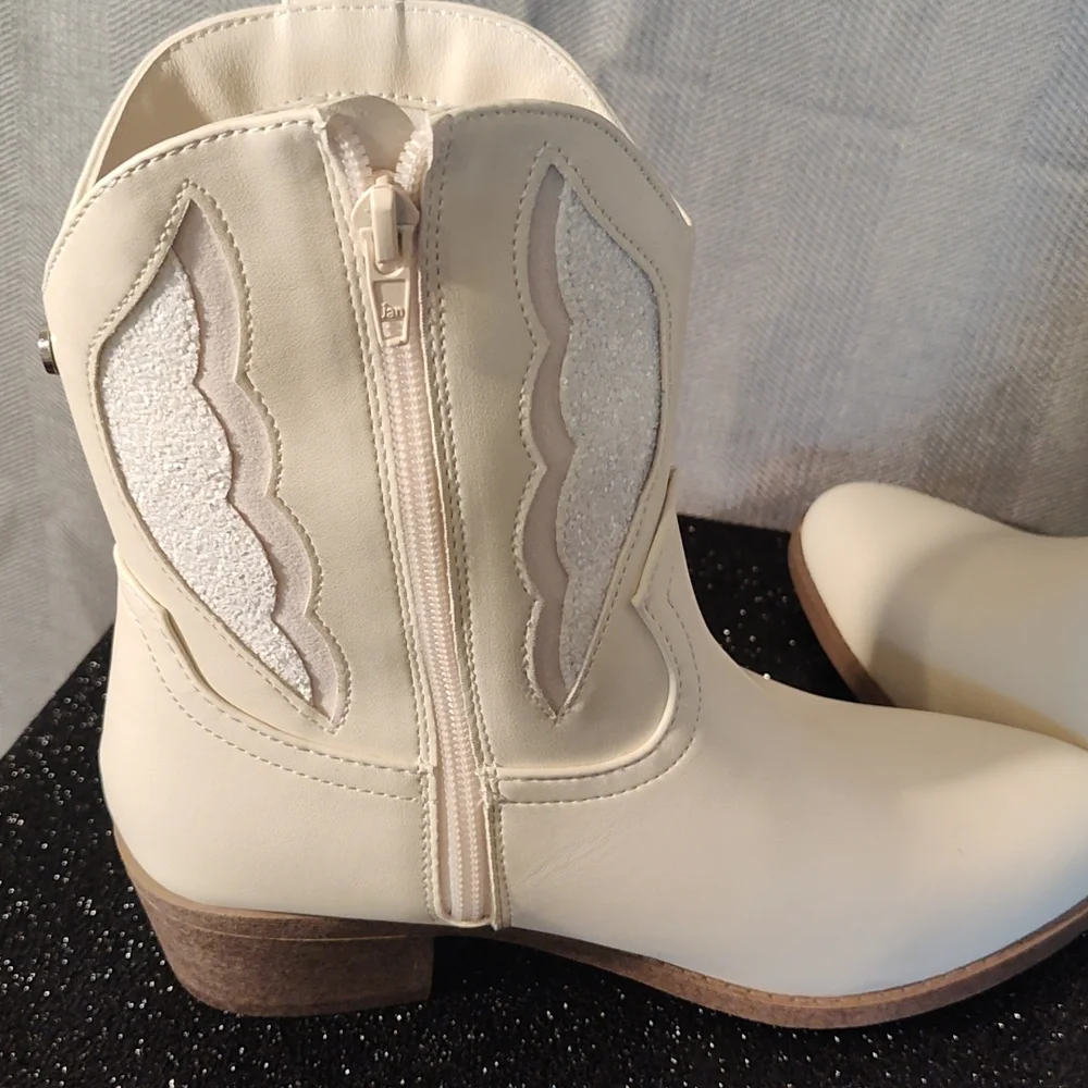Madden NYC Boots - Picture 5 of 9